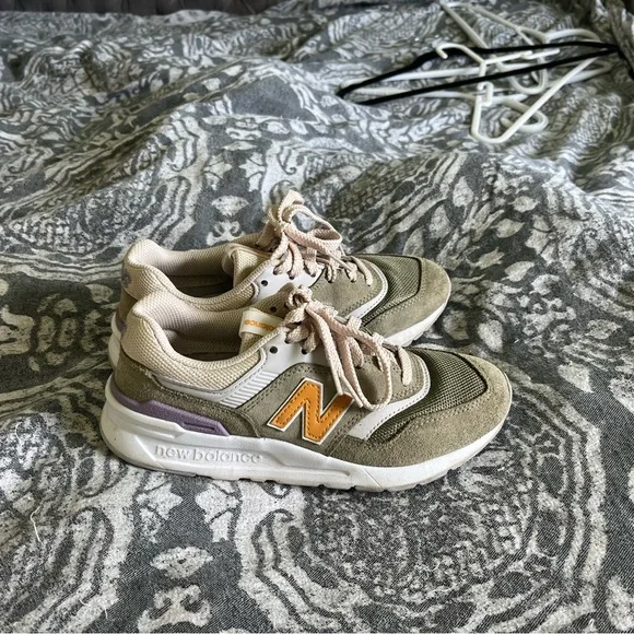 Green new balance athletic shoes - Picture 1 of 2